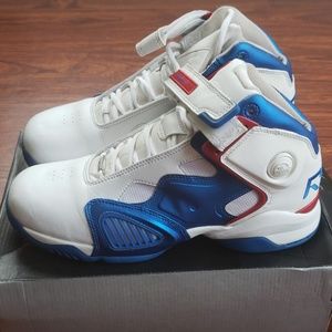 Tennis shoes
